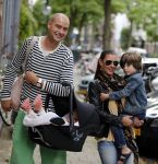 Amsterdam 8 augustus 2012
Lange Frans met zijn vrouw Danielle en hun kinderen aan het winkelen.
Peter Smulders bv
