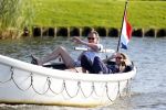 Nigtevecht 25 juli 2012
Jort Kelder en zijn vriendin Lauren Verster aan het varen met sloep/boot op de vecht.
Peter Smulders bv