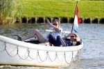 Nigtevecht 25 juli 2012
Jort Kelder en zijn vriendin Lauren Verster aan het varen met sloep/boot op de vecht.
Peter Smulders bv