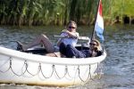 Nigtevecht 25 juli 2012
Jort Kelder en zijn vriendin Lauren Verster aan het varen met sloep/boot op de vecht.
Peter Smulders bv