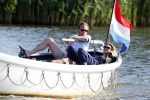 Nigtevecht 25 juli 2012
Jort Kelder en zijn vriendin Lauren Verster aan het varen met sloep/boot op de vecht.
Peter Smulders bv