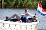 Nigtevecht 25 juli 2012
Jort Kelder en zijn vriendin Lauren Verster aan het varen met sloep/boot op de vecht.
Peter Smulders bv