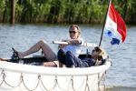 Nigtevecht 25 juli 2012
Jort Kelder en zijn vriendin Lauren Verster aan het varen met sloep/boot op de vecht.
Peter Smulders bv