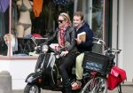 Amsterdam 27 juni 2012
Lieke v Lexmond met een kennis?? achter op de scotter.
Peter Smulders bv