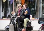 Amsterdam 27 juni 2012
Lieke v Lexmond met een kennis?? achter op de scotter.
Peter Smulders bv