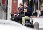 Amsterdam 27 juni 2012
Lieke v Lexmond met een kennis?? achter op de scotter.
Peter Smulders bv