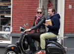 Amsterdam 27 juni 2012
Lieke v Lexmond met een kennis?? achter op de scotter.
Peter Smulders bv