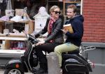 Amsterdam 27 juni 2012
Lieke v Lexmond met een kennis?? achter op de scotter.
Peter Smulders bv