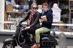 Amsterdam 27 juni 2012
Lieke v Lexmond met een kennis?? achter op de scotter.
Peter Smulders bv