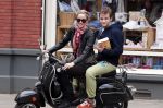 Amsterdam 27 juni 2012
Lieke v Lexmond met een kennis?? achter op de scotter.
Peter Smulders bv