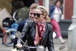 Amsterdam 27 juni 2012
Lieke v Lexmond met een kennis?? achter op de scotter.
Peter Smulders bv