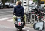 Amsterdam 27 juni 2012
Lieke v Lexmond met een kennis?? achter op de scotter.
Peter Smulders bv