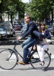 Amsterdam 20 juli 2012
Mark v Eeuwen met zijn nieuwe vriendin op de fiets.
Peter Smulders bv