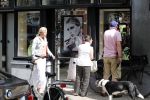Amsterdam 28 juli 2012
Menno Kohler en zijn vriendin Florine kijken naar ringen voor hun trouwerij op de cornelis schuytstraat.
Peter Smulders bv