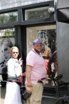 Amsterdam 28 juli 2012
Menno Kohler en zijn vriendin Florine kijken naar ringen voor hun trouwerij op de cornelis schuytstraat.
Peter Smulders bv