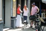 Amsterdam 28 juli 2012
Menno Kohler en zijn vriendin Florine kijken naar ringen voor hun trouwerij op de cornelis schuytstraat.
Peter Smulders bv