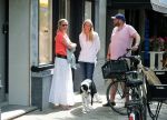 Amsterdam 28 juli 2012
Menno Kohler en zijn vriendin Florine kijken naar ringen voor hun trouwerij op de cornelis schuytstraat.
Peter Smulders bv