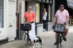 Amsterdam 28 juli 2012
Menno Kohler en zijn vriendin Florine kijken naar ringen voor hun trouwerij op de cornelis schuytstraat.
Peter Smulders bv