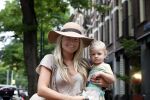 Amsterdam 28 juli 2012
Nikkie Plessen met dochter aan het winkelen.
Peter Smulders bv