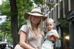 Amsterdam 28 juli 2012
Nikkie Plessen met dochter aan het winkelen.
Peter Smulders bv