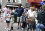 Laren 30 juni 2012
Reinout Oerlemans met zijn kinderen Thijmen Fiene Benjamin en Kate op de kermis van Laren.
Peter Smulders bv