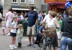 Laren 30 juni 2012
Reinout Oerlemans met zijn kinderen Thijmen Fiene Benjamin en Kate op de kermis van Laren.
Peter Smulders bv