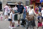 Laren 30 juni 2012
Reinout Oerlemans met zijn kinderen Thijmen Fiene Benjamin en Kate op de kermis van Laren.
Peter Smulders bv