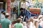 Laren 30 juni 2012
Reinout Oerlemans met zijn kinderen Thijmen Fiene Benjamin en Kate op de kermis van Laren.
Peter Smulders bv