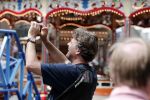Laren 30 juni 2012
Reinout Oerlemans met zijn kinderen Thijmen Fiene Benjamin en Kate op de kermis van Laren.
Peter Smulders bv