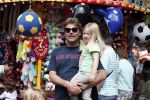 Laren 30 juni 2012
Reinout Oerlemans met zijn kinderen Thijmen Fiene Benjamin en Kate op de kermis van Laren.
Peter Smulders bv