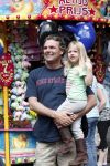 Laren 30 juni 2012
Reinout Oerlemans met zijn kinderen Thijmen Fiene Benjamin en Kate op de kermis van Laren.
Peter Smulders bv