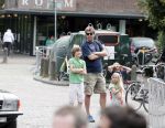 Laren 30 juni 2012
Reinout Oerlemans met zijn kinderen Thijmen Fiene Benjamin en Kate op de kermis van Laren.
Peter Smulders bv