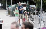 Laren 30 juni 2012
Reinout Oerlemans met zijn kinderen Thijmen Fiene Benjamin en Kate op de kermis van Laren.
Peter Smulders bv