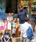 Laren 30 juni 2012
Reinout Oerlemans met zijn kinderen Thijmen Fiene Benjamin en Kate op de kermis van Laren.
Peter Smulders bv