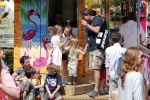 Laren 30 juni 2012
Reinout Oerlemans met zijn kinderen Thijmen Fiene Benjamin en Kate op de kermis van Laren.
Peter Smulders bv