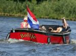 Vreeland 25 juli 2012
Maarten Spanjer met vriendin en Rene v d Gijp met vriendin aan het varen op de Vecht met sloep/boot Maarten.
Peter Smulders bv