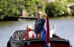 Vreeland 25 juli 2012
Maarten Spanjer met vriendin en Rene v d Gijp met vriendin aan het varen op de Vecht met sloep/boot Maarten.
Peter Smulders bv