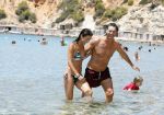 ibiza 31 juli 2012
Rick en Annemarie Engelkes op het strand en in de zee met hun dochters .
Peter Smulders bv