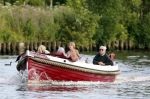 Nederhorst den Berg 22 juli 2012
Wendy v Dijk met Sem en Lizzy en Erland Galjaard aan het varen op de vecht. Ook de ouders van Erland zijn aanwezig op de sloep.
Peter Smulders bv