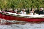 Nederhorst den Berg 22 juli 2012
Wendy v Dijk met Sem en Lizzy en Erland Galjaard aan het varen op de vecht. Ook de ouders van Erland zijn aanwezig op de sloep.
Peter Smulders bv