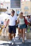 St Tropez 4 augustus 2012
Feestje van Michiel Mol voor zijn 43e verjaardag. Aanwezig oa Harrie Mens met zijn dochters Noor Suze Marloes en Sarah. Ook de ouders van Michiel Jan en ... zijn aanwezig . Suze met haar vriend Emiel de Sevren
Peter Smulders bv