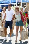 St Tropez 4 augustus 2012
Feestje van Michiel Mol voor zijn 43e verjaardag. Aanwezig oa Harrie Mens met zijn dochters Noor Suze Marloes en Sarah. Ook de ouders van Michiel Jan en ... zijn aanwezig . Suze met haar vriend Emiel de Sevren
Peter Smulders bv
