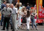 Laren 30 juni 2012
Vivian Reijs met dochter Day en vriendinnen op de kermis van Laren
Peter Smulders bv