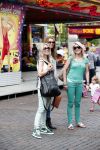 Laren 30 juni 2012
Vivian Reijs met dochter Day en vriendinnen op de kermis van Laren
Peter Smulders bv
