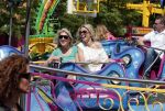 Laren 30 juni 2012
Vivian Reijs met dochter Day en vriendinnen op de kermis van Laren
Peter Smulders bv