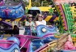 Laren 30 juni 2012
Vivian Reijs met dochter Day en vriendinnen op de kermis van Laren
Peter Smulders bv