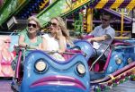 Laren 30 juni 2012
Vivian Reijs met dochter Day en vriendinnen op de kermis van Laren
Peter Smulders bv