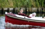 Nederhorst den Berg 22 juli 2012
Wendy v Dijk met Sem en Lizzy en Erland Galjaard aan het varen op de vecht. Ook de ouders van Erland zijn aanwezig op de sloep.
Peter Smulders bv