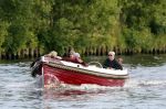 Nederhorst den Berg 22 juli 2012
Wendy v Dijk met Sem en Lizzy en Erland Galjaard aan het varen op de vecht. Ook de ouders van Erland zijn aanwezig op de sloep.
Peter Smulders bv