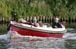 Nederhorst den Berg 22 juli 2012
Wendy v Dijk met Sem en Lizzy en Erland Galjaard aan het varen op de vecht. Ook de ouders van Erland zijn aanwezig op de sloep.
Peter Smulders bv